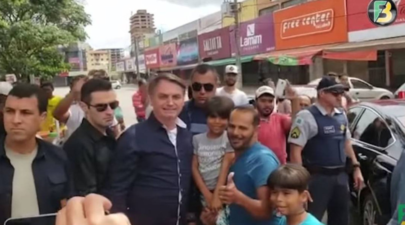 Bolsonaro vai à rua, abraça, mente e contradiz seu Ministro da ...