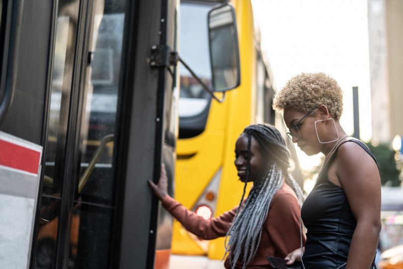 Mulheres negras sobem em ônibus