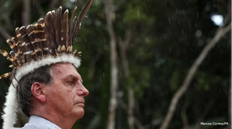 Bolsonaro visita indígenas