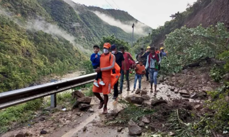 enchentes Nepal e Índia