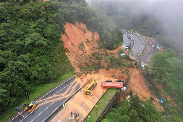 Fortes Chuvas Causam Deslizamento De Terra No Paraná 