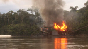 destruição balsas Vale Javari