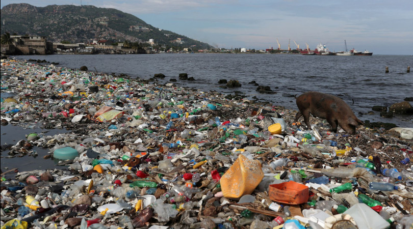 plásticos nos oceanos