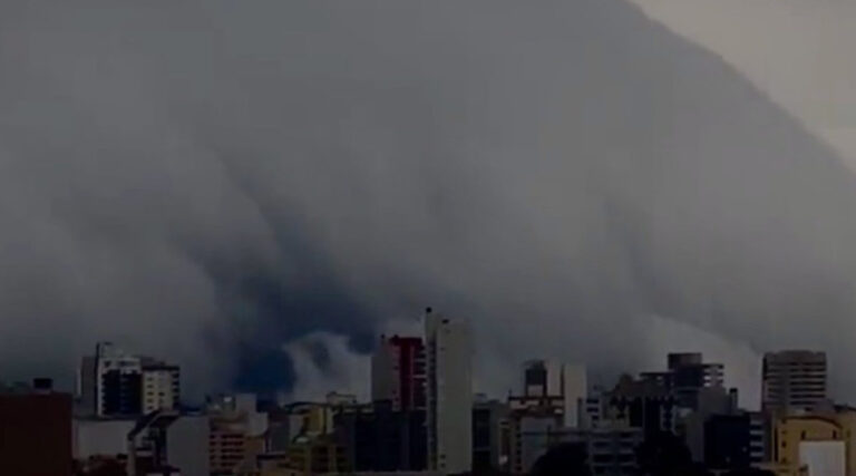 núvem engole cidade