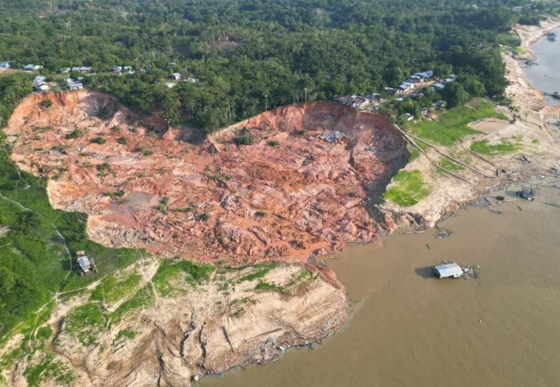 Barranco desaba por causa da seca, destrói vila, mata e desaloja no Amazonas