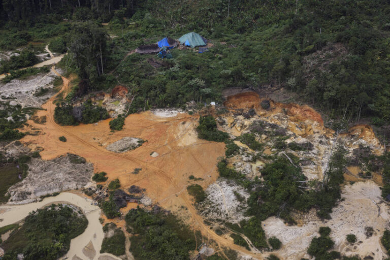Lua pressiona proteção Terras Yanomami