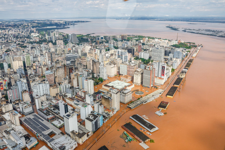 limpeza destroços tragédia climática RS