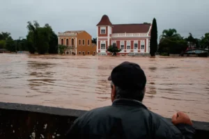 Tragédia climática RS Prefeitura Porto Alegre nega omissão plano antienchente