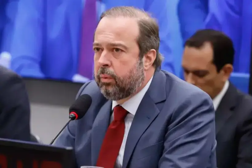 A “transição energética” de Alexandre Silveira inclui mais combustíveis fósseis e energia nuclear