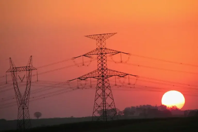 Bandeira vermelha tarifa elétrica embate Silveira ANEEL