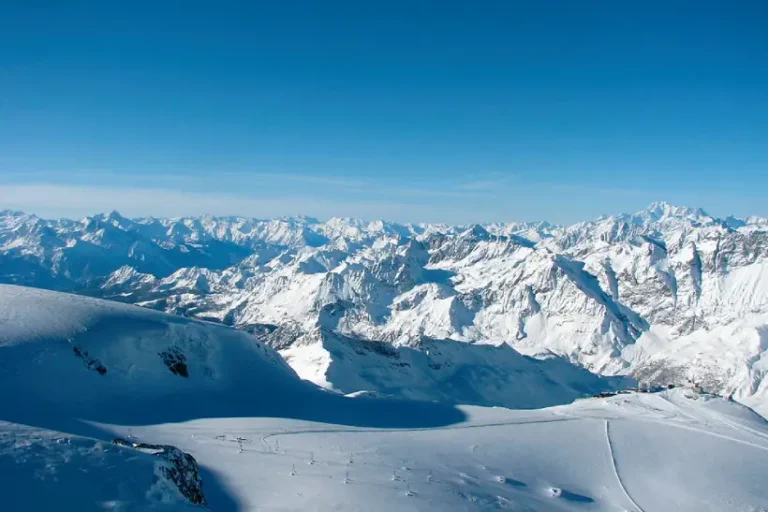 Crise climática derrete geleiras Alpes Suíça Itália alterarem fronteira