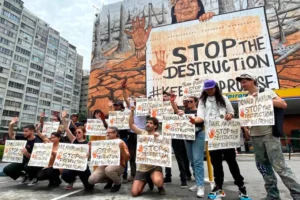 Mural denuncia bilionários dos EUA por destruição de florestas no Brasil