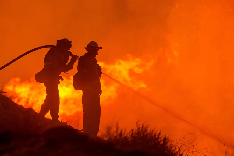 Incêndio intenso assola a Califórnia e avança sobre a região de Los Angeles