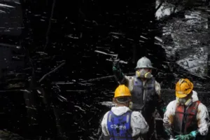 dique rompe e agrava impacto de vazamento de petróleo no equador