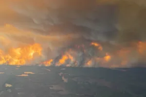 incêndios florestais desalojam quase 20.000 pessoas no canadá