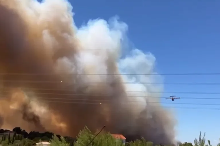 clima extremo incêndios florestais frança aeroporto