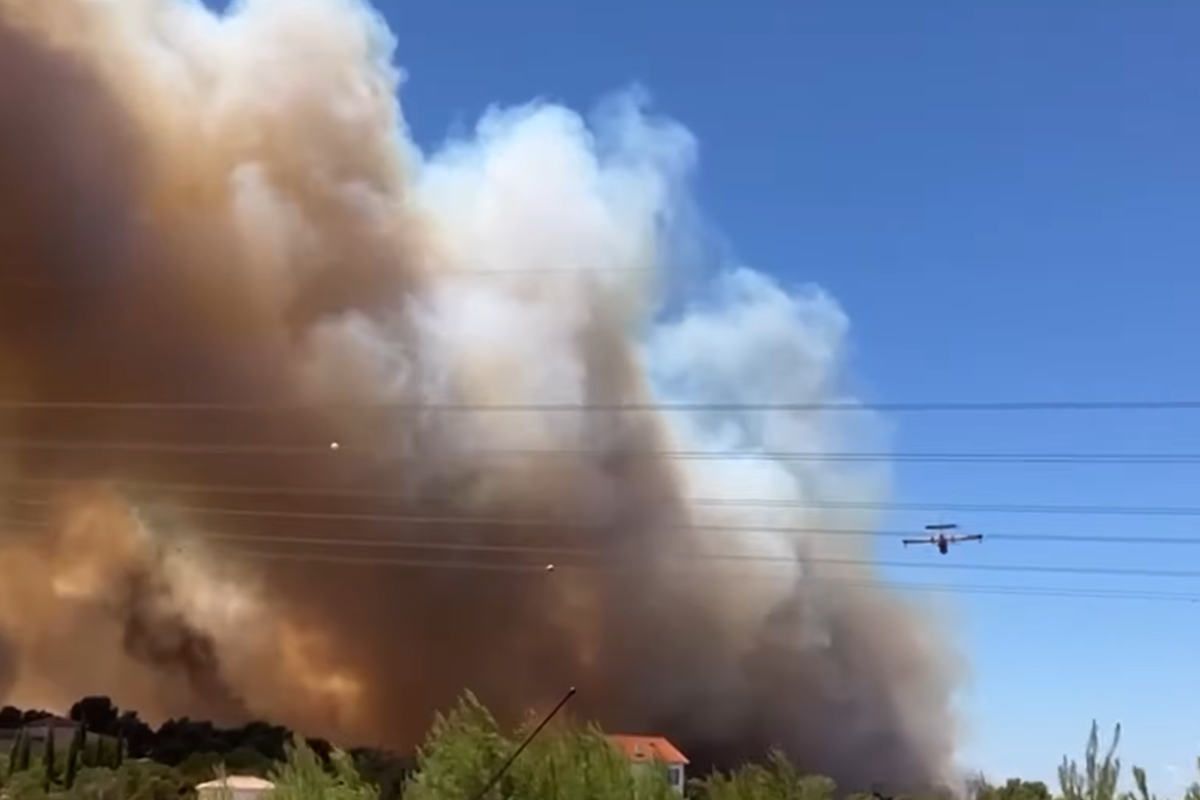 clima extremo incêndios florestais frança aeroporto
