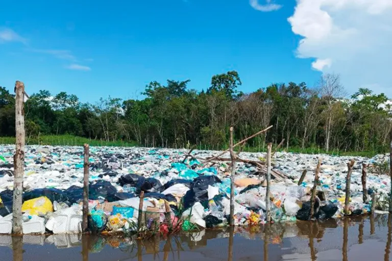lixão flutuante na amazônia vira problema diplomático entre brasil e peru