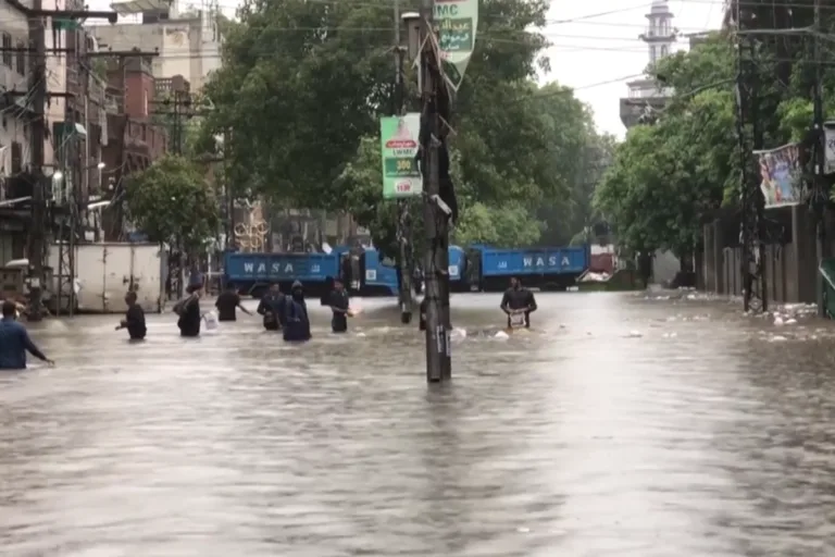 tempestades no paquistão matam quase 250 pessoas em menos de um mês