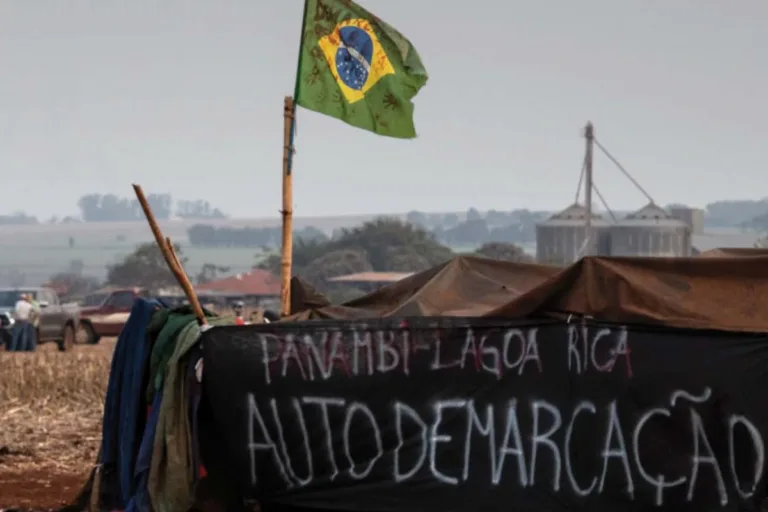 violência contra indígenas