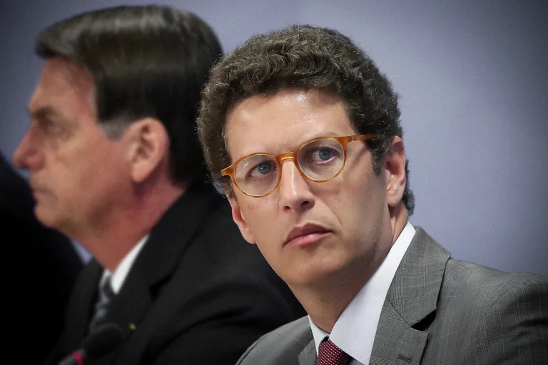 ex ministro do meio ambiente de bolsonaro vira réu por contrabando de madeira