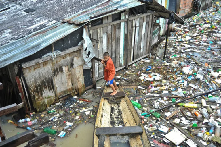 poluição por plásticos na amazônia é extensa, mas pouco conhecida, mostra estudo